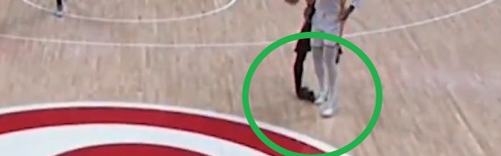 一场伤俩！布克右脚踝严重扭伤 被队友搀扶回了更衣室！