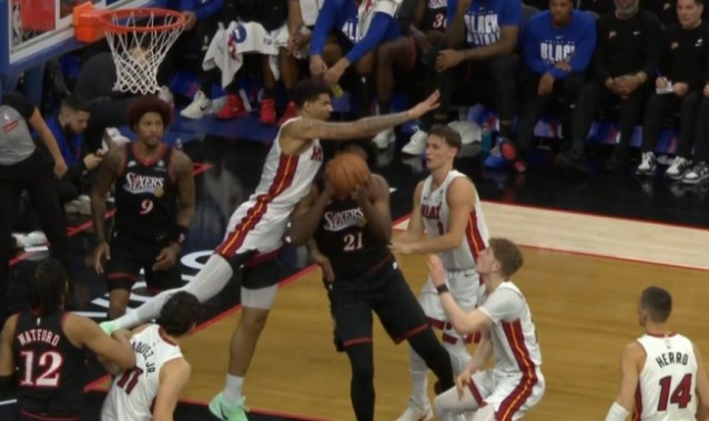 华体会体育-望无大碍！恩比德被韦尔顶到右侧肋部 回更衣室后已坐回替补席